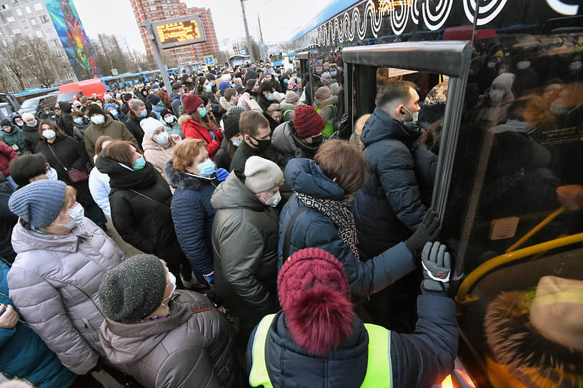 Москва, Россия. Пассажиры перед входом в автобус после закрытия участка Калужско-Рижской линии метро 