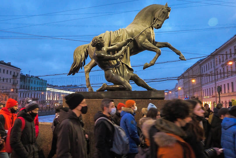 Участники шествия на Аничкову мосту в Санкт-Петербурге