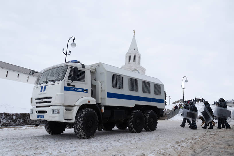 Полицейский КамАЗ на фоне Спасской башни Казанского кремля