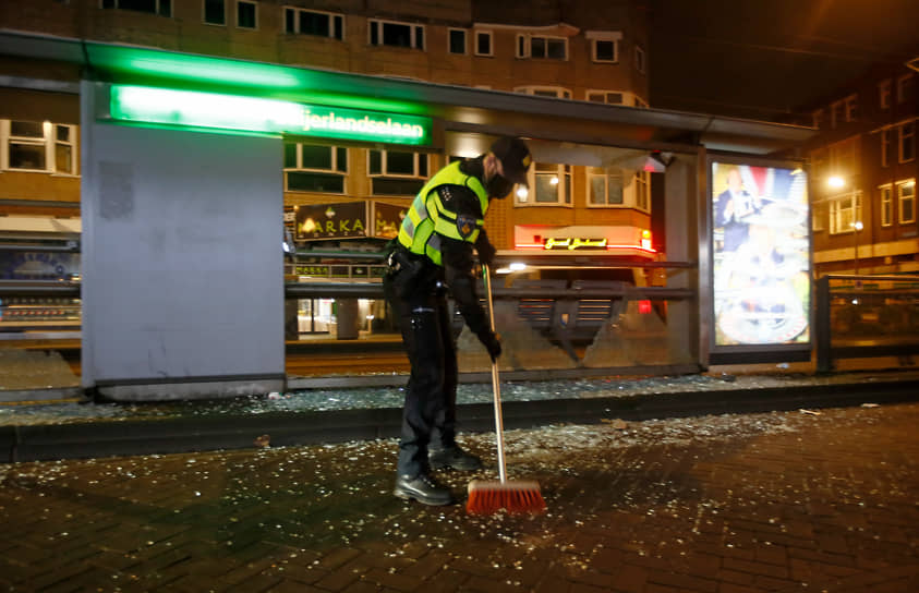 По данным Нидерландской телерадиовещательной корпорации, 25 января полиция задержала не менее 150 человек