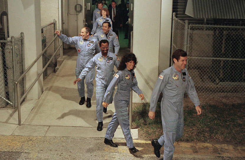 Старт был назначен на 22 января 1986 года, но неоднократно откладывался из-за технических проблем и неблагоприятных погодных условий, в итоге его запланировали на 28 января 
&lt;br>На фото: экипаж STS-51L следует на стартовую площадку Космического центра Кеннеди