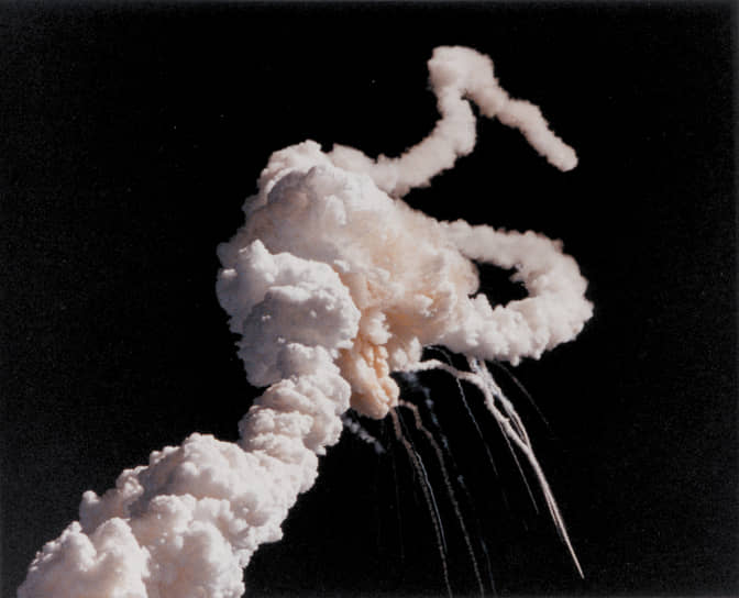 На «Челленджере» произошел взрыв внешнего топливного бака, после которого из-за сильных аэродинамических нагрузок произошло разрушение орбитального аппарата. Два твердотопливных ракетных ускорителя, которые вылетели из огненного шара, продолжали полет до тех пор, пока им не была дана с Земли команда на самоуничтожение  