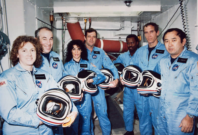 Многоразовый транспортный космический корабль «Челленджер» (англ. Challenger, «Бросающий вызов») первоначально был построен в качестве испытательного корабля для американской программы Space Transportation System, более известной как Space Shuttle 
&lt;br>На фото: экипаж «Челленджера» STS-51L