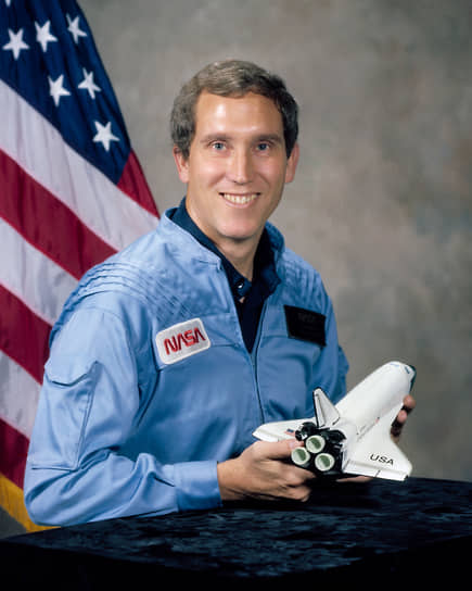 К концу января 1986 года космические челноки выполнили 24 миссии на орбиту по программе Space Shuttle. Всего на год планировались 15 полетов 
&lt;br>На фото: пилот коробля Майкл Смит