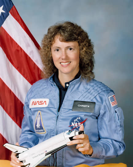 Второй специалист по полезной нагрузке Шарон Кристи Маколифф (на фото) была школьной учительницей. Для нее это был первый полет в космос в качестве первого участника проекта NASA «Учитель в космосе». Она должна была провести два урока в прямом эфире 