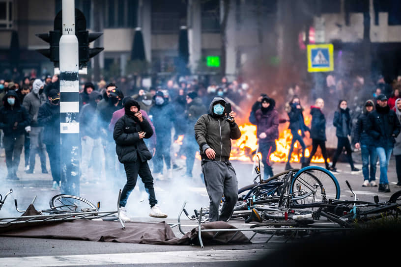 24 января на улицы городов Нидерландов вышли тысячи человек. Они требовали смягчить жесткие меры правительства по борьбе с пандемией COVID-19