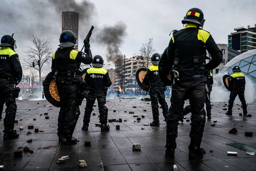 Правоохранители применили против протестующих в Нидерландах водометы и дубинки, а в городе Эйндховен — и слезоточивый газ