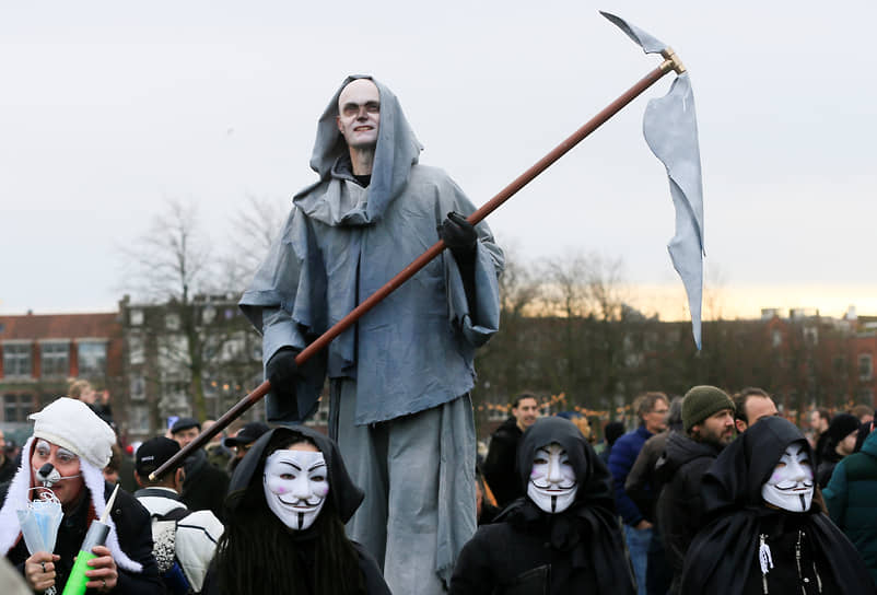 Как пишут голландские СМИ, организатором протестов выступил некий Мишель Рейджинга — лидер протестного движения «Нидерланды в сопротивлении»