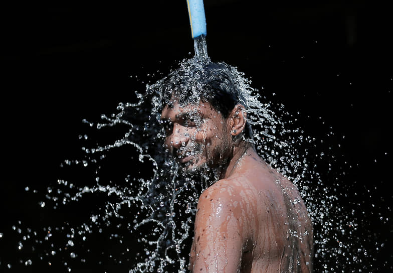 Коломбо, Шри-Ланка. Мужчина принимает душ после работы 