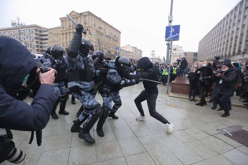  Сотрудники ОМОНа во время столкновений с участниками несанкционированной акции в поддержку оппозиционера Алексея Навального