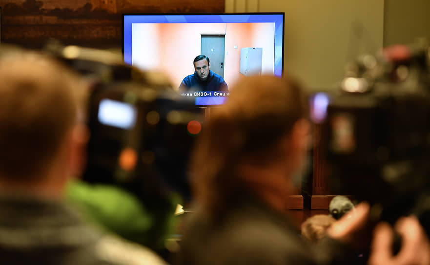 Алексей Навальный, находящийся в СИЗО-1 Москвы, на экране монитора во время заседания суда