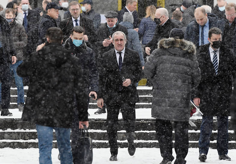 Руководитель фракции партии «Единая Россия» в Госдуме Сергей Неверов (в центре)