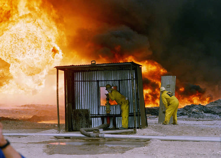 Воздух рядом с горящими нефтяными скважинами был настолько раскаленным, что пожарным нужно было работать из укрытий
