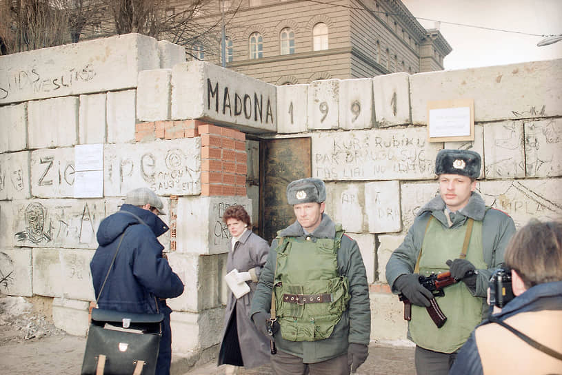 Военные у баррикад на улицах Риги. 1991 год