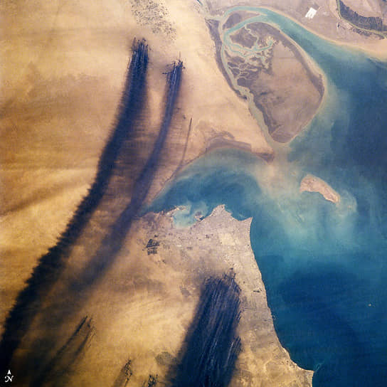 Этот спутниковый снимок сделан через пять месяцев после поджога нефтяных скважин