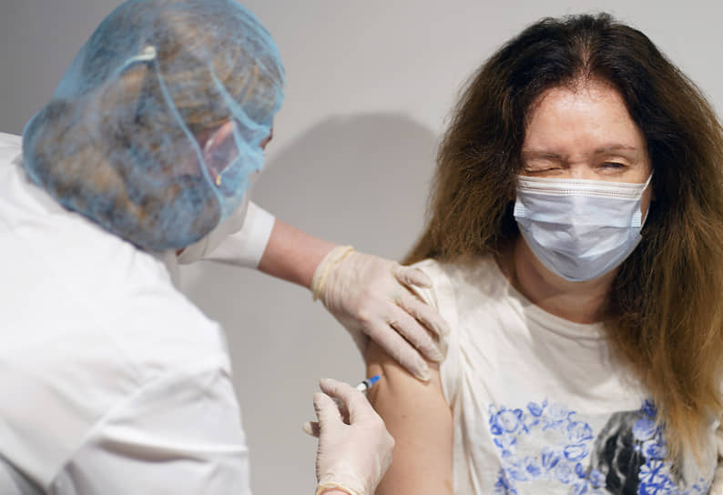 18 января. Москва. Медицинский сотрудник и пациент во время вакцинации в прививочном пункте на территории ГУМ