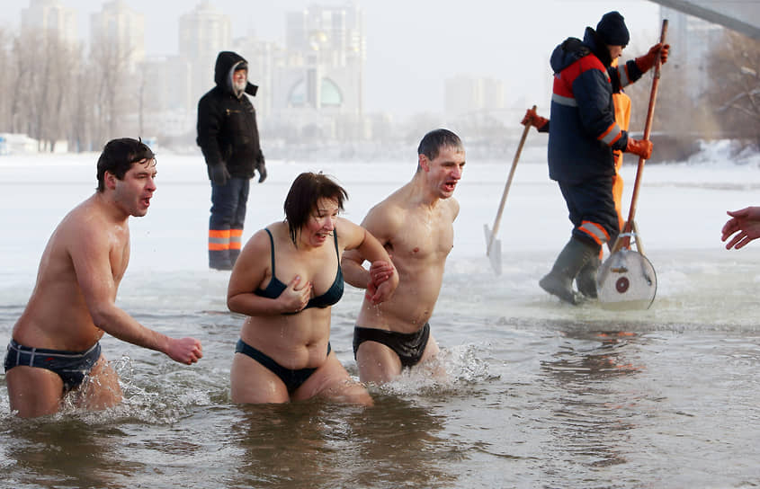 19 января. Киев, Украина. Крещенские купания в гидропарке