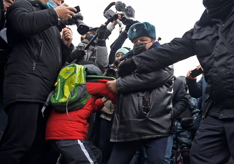 23 января. Москва. Сотрудники полиции во время задержания участников несанкционированной акции протеста в поддержку политика Алексея Навального на Пушкинской площади