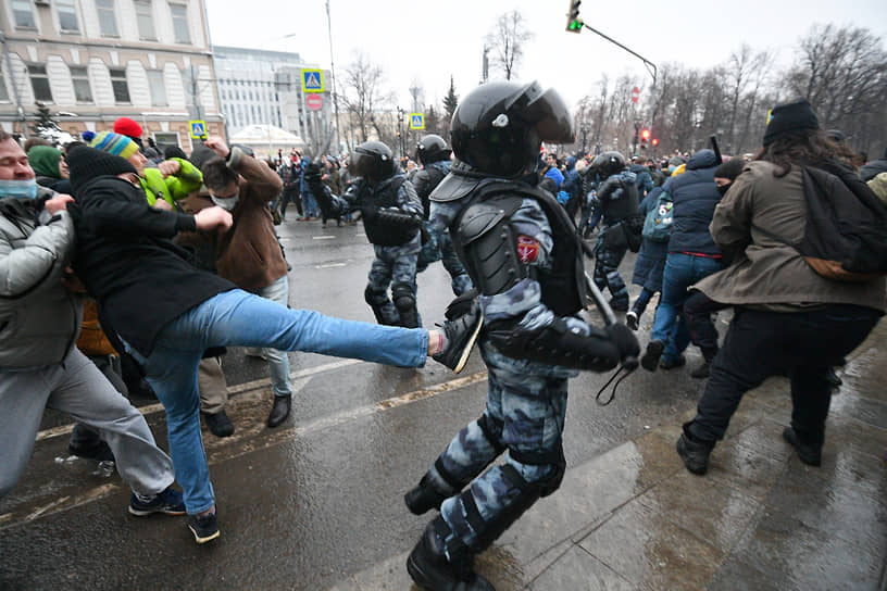 23 января. Москва. Столкновения между протестующими и сотрудниками полиции во время акции на Страстном бульваре