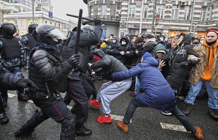23 января. Москва. Столкновения между протестующими и сотрудниками полиции на акции в поддержку Алексея Навального на Страстном бульваре