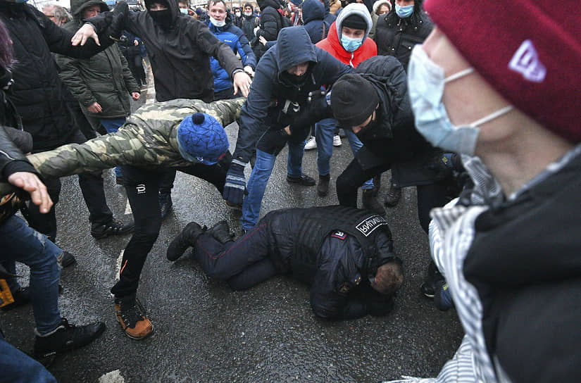 23 января. Москва. Протестующие и сотрудники полиции на акции в поддержку Алексея Навального на Страстном бульваре