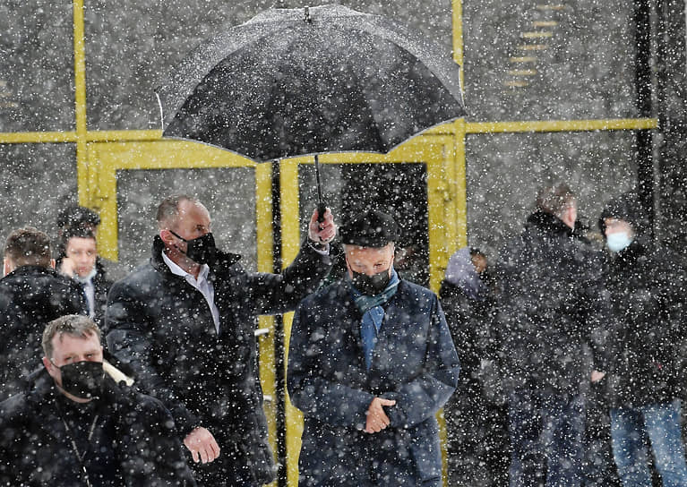 Москва. Президент, председатель правления Сбербанка Герман Греф (в центре) после церемонии прощания с бывшим вице-премьером России Сергеем Приходько