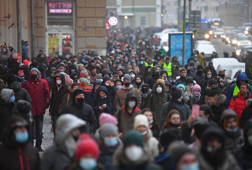 Участники акции на Краснопрудной улице в Москве