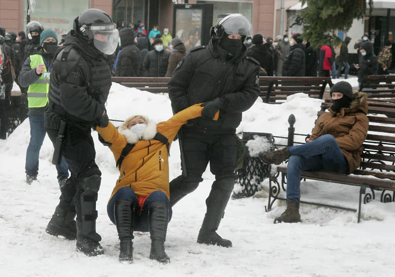 Задержание участницы акции в Нижнем Новгороде