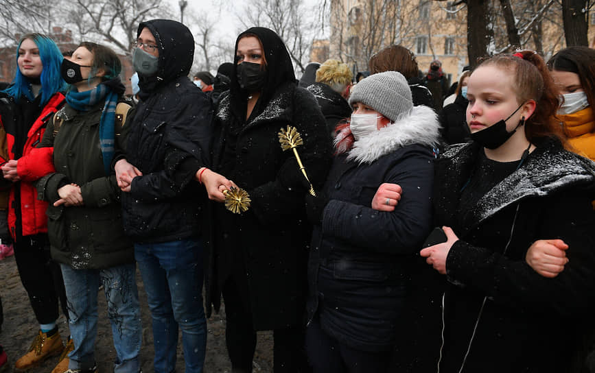 Участники акции протеста возле «Мастросской тишины» в Москве
