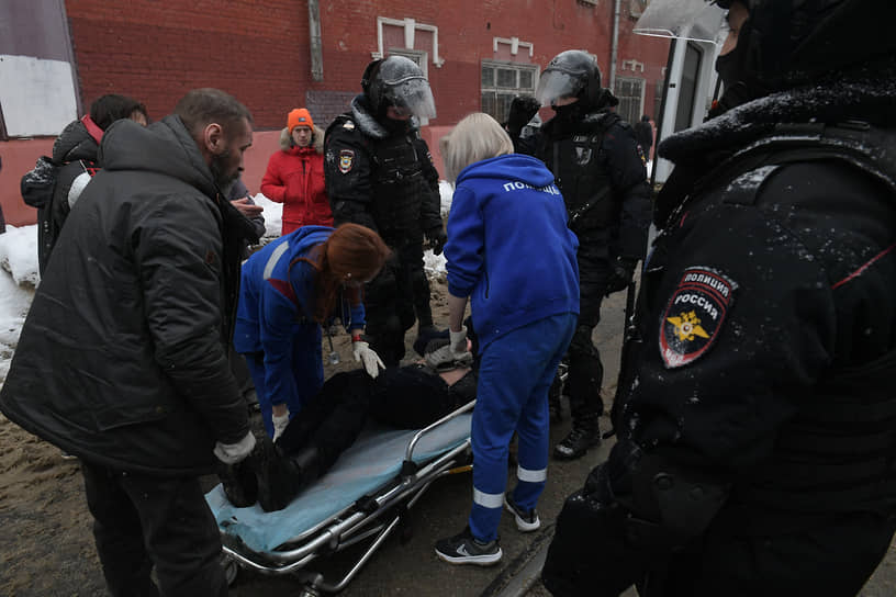 Оказание скорой медицинской помощи пострадавшему участнику протестов в Москве
