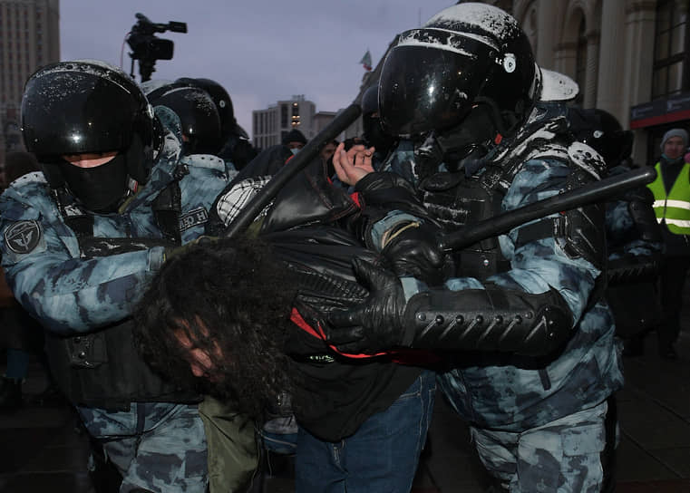 Задержание участника акции на Комсомольской площади в Москве