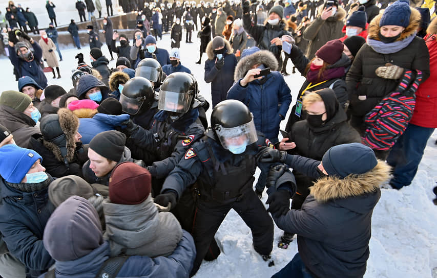 Задержание митингующих в Омске