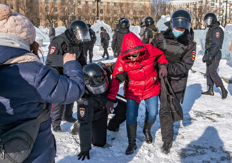 Через несколько минут ОМОН задержал наиболее активных участников митинга в Хабаровске, остальные люди разошлись. Всего было задержано 13 человек, в числе которых оказались и журналисты, представляющие федеральные СМИ