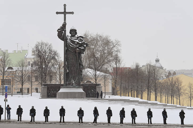 Оцепление у памятника князю Владимиру рядом с Кремлем в Москве
