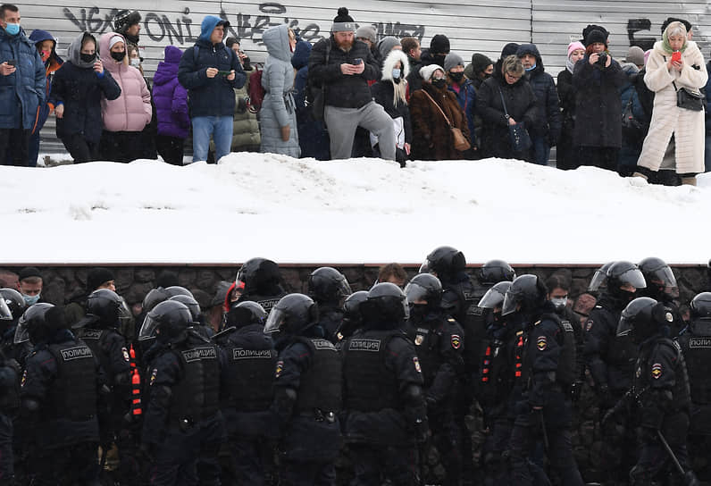 Сотрудники правоохранительных органов и протестующие на Каленчевской улице в Москве