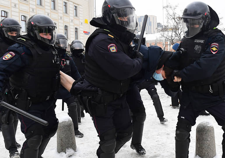 В столкновениях в Москве омоновцы активно используют дубинки