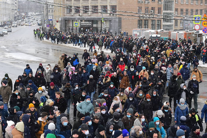 Участники акции протеста возле Комсомольской площади в Москве