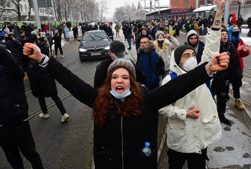 Участники акции возле «Матросской тишины» в Москве