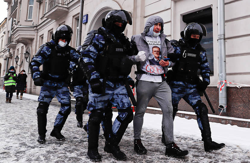 Задержание участника акции протеста в Москве