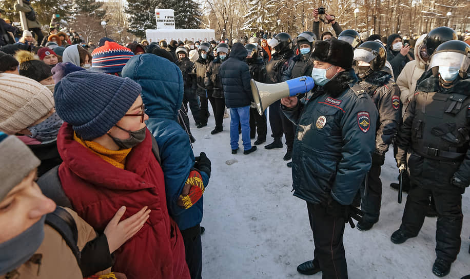 В Новосибирске по оценкам местных СМИ участие в шествии принимает около 6 тыс. человек. Штаб Навального сообщает о 10 тыс.