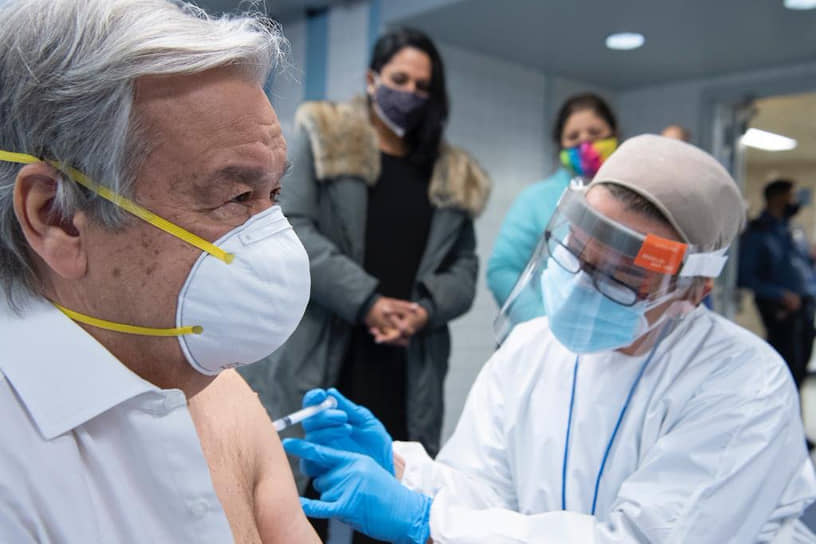 29 января генеральный секретарь ООН Антониу Гутерриш в Twitter сообщил, что получил вакцину против коронавирусной инфекции. «Я получил сегодня первую дозу вакцины от COVID-19. Мы должны работать над тем, чтобы обеспечить доступ людей к вакцине во всем мире», — написал он, не уточнив производителя вакцины