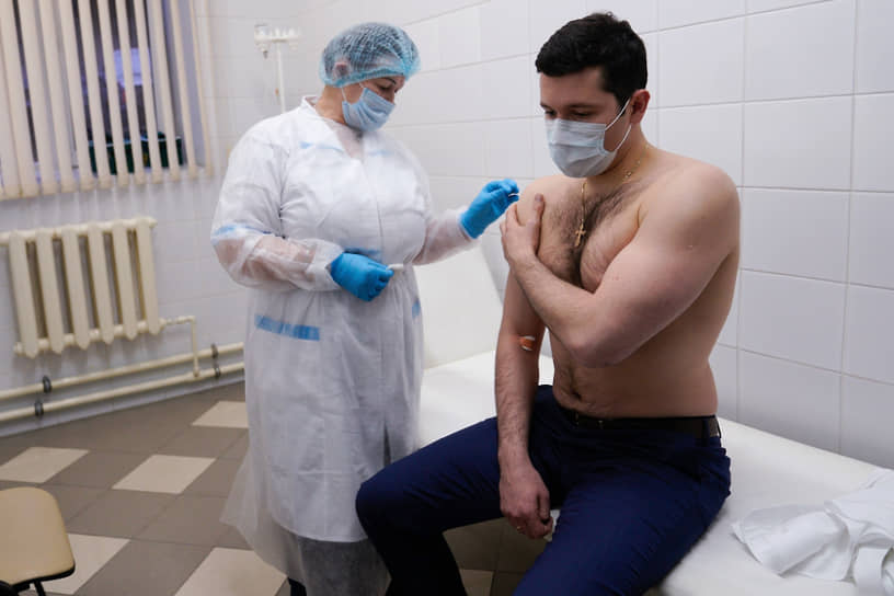 13 декабря 2020 года губернатор Калининградской области Антон Алиханов привился вакциной от коронавируса новосибирского центра «Вектор» «ЭпиВакКорона»
