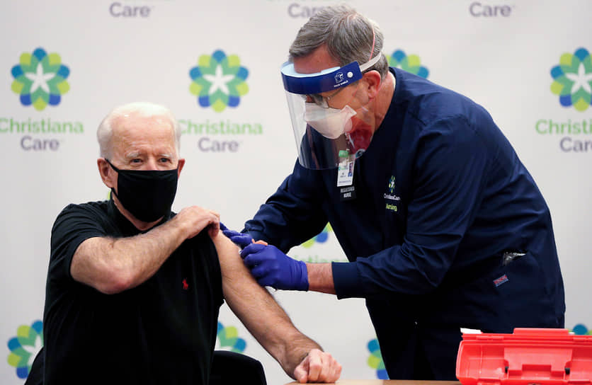 21 декабря 2020 года президент США Джо Байден в эфире американских телеканалов получил первую дозу прививки от коронавируса производства Pfizer/BioNTech
