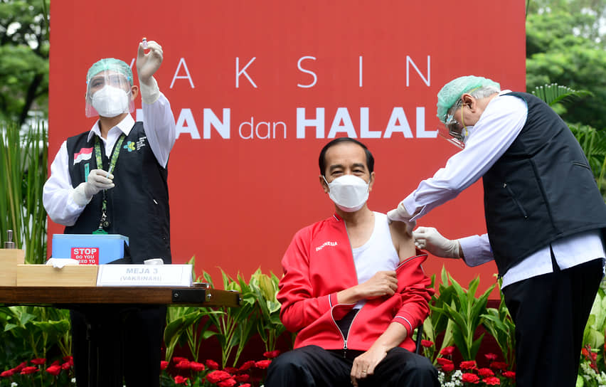 13 января президент Индонезии Джоко Видодо получил первую дозу вакцины китайской биофармацевтической компании Sinovac