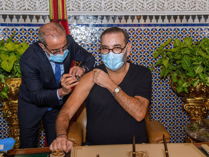 28 января король Марокко Мухаммад VI получил первую дозу вакцины в королевском дворце в городе Фес. Его пресс-служба не уточнила, какой вакциной. Но известно, что в январе в королевство поступила из Индии первая партия вакцины AstraZeneca в объеме 2 млн доз и 500 тыс. доз китайской вакцины Sinopharm