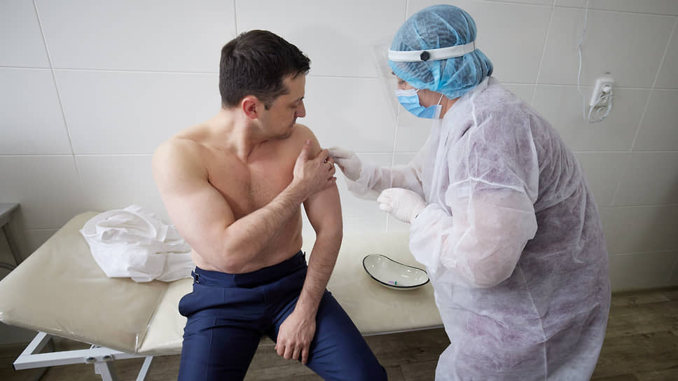 2 марта президент Украины Владимир Зеленский сообщил, что сделал прививку от коронавируса вакциной AstraZeneca (Covishield). Он отметил, что вакцинировался вместе с украинскими военнослужащими как главнокомандующий