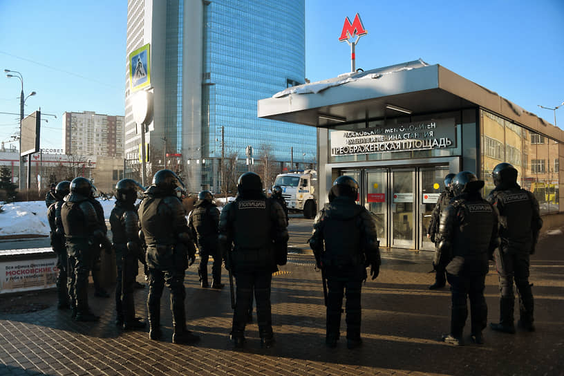 Сотрудники полиции в оцеплении у станции метро «Преображенская площадь»