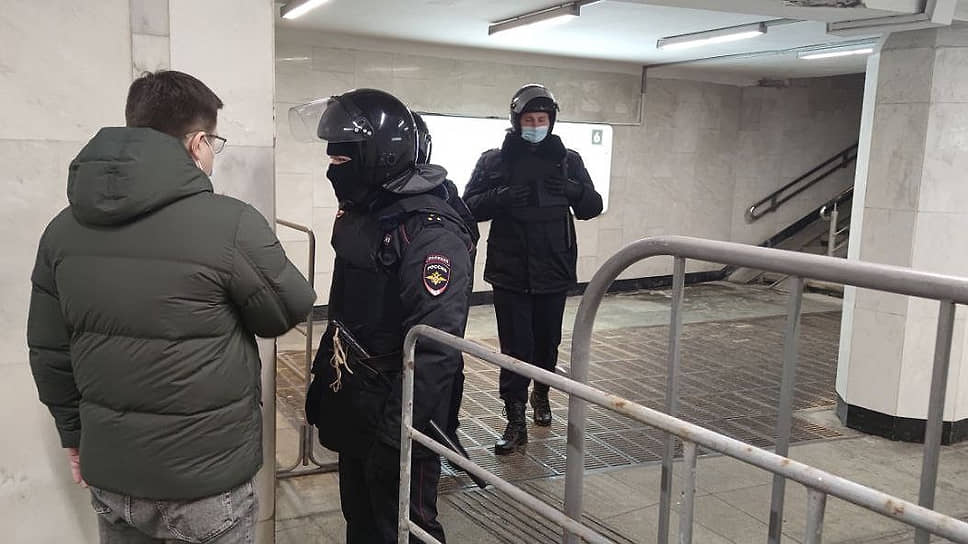 Полиция останавливает людей в метро 