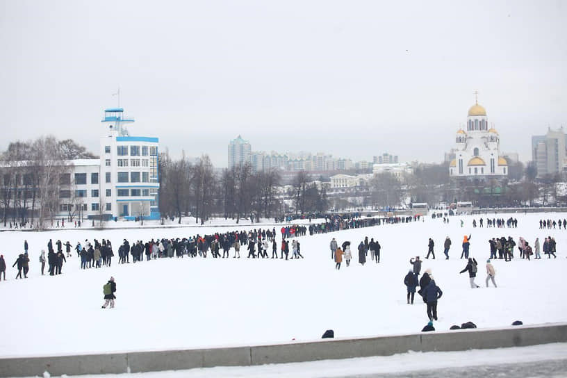 Несогласованная акция в поддержку Алексея Навального в центре Екатеринбурга