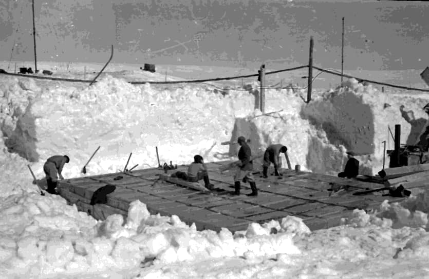 5 января 1956 года судно подошло к берегам Антарктиды со стороны Индийского океана и вошло в проход между айсбергами — в бухту Фарр моря Дэйвиса. Место, куда выгрузились полярники, впоследствии было названо берегом Правды 